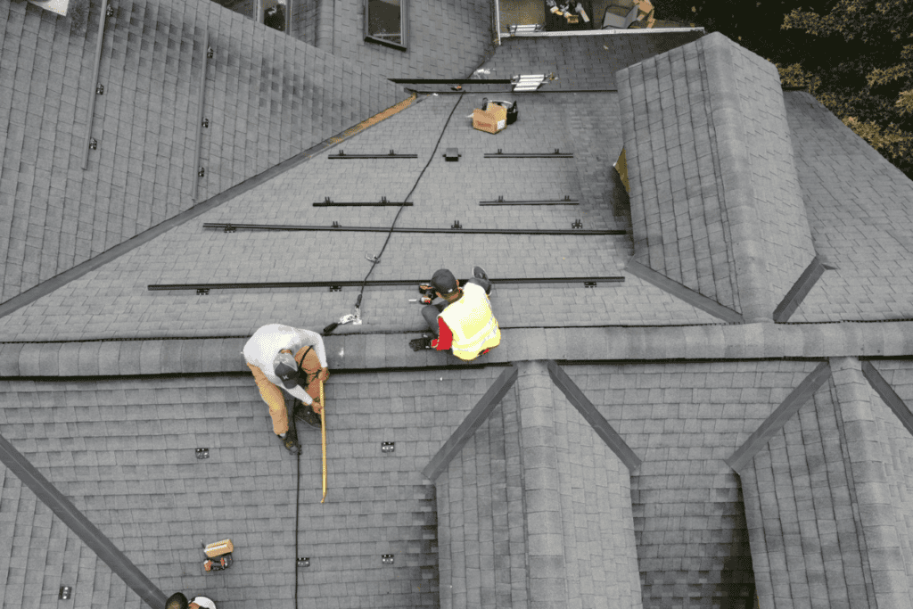 butterfly-solar-employees-installing-solar-panels-on-rooftop